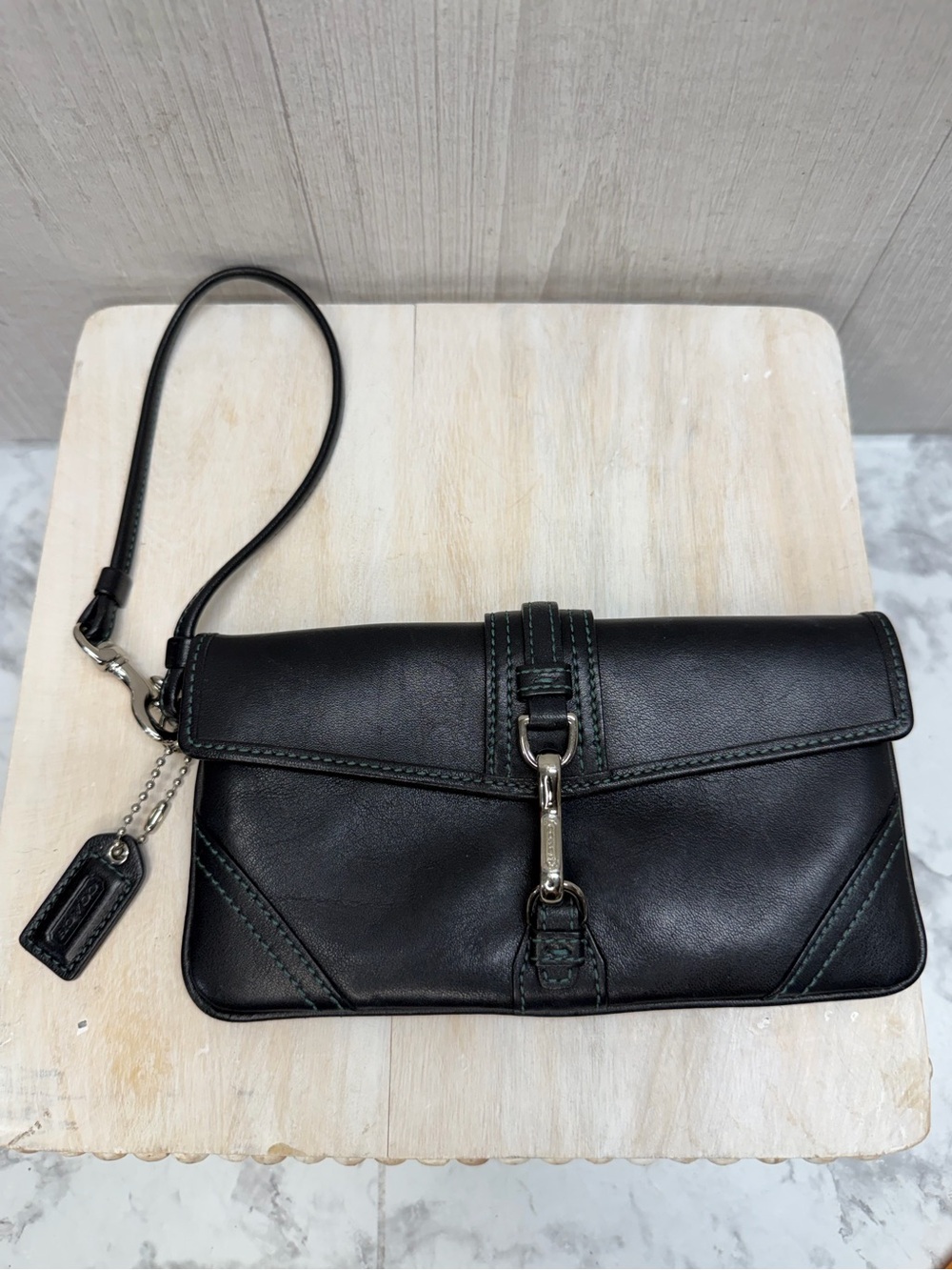 Vintage Coach Hamptons Wristlet Y2K
Black Silver with Handtag attached
